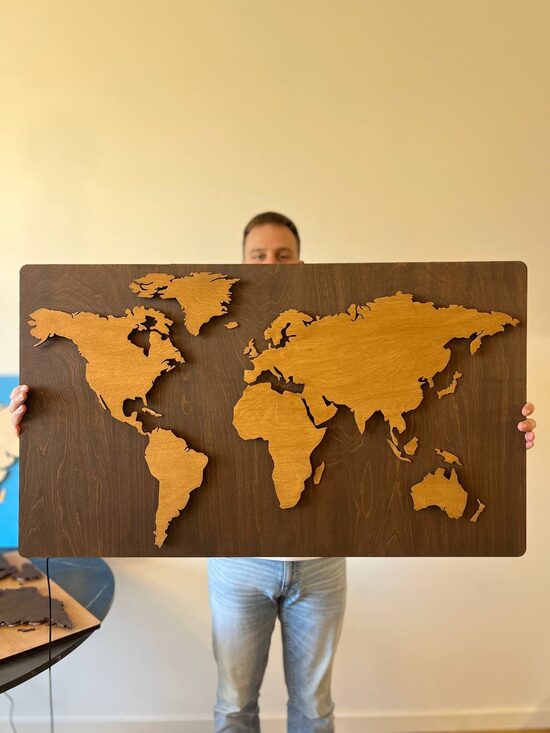 Izgaismota pasaules karte uz sienas 100x57cm