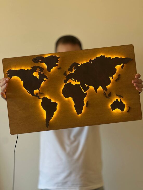 Izgaismota pasaules karte uz sienas - Mazā